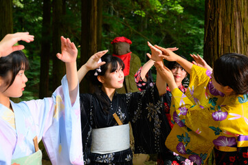 浴衣を着た女性と女学生　夏祭り