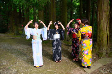 浴衣を着た女性と女学生　夏祭り