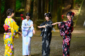 浴衣を着た女性と女学生　夏祭り