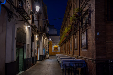 Sevilla, España. 1 de julio de 2025. Las amplias calles arboladas cerca del centro histórico de...
