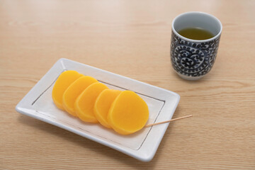 日本の伝統的な漬物たくあんと日本茶