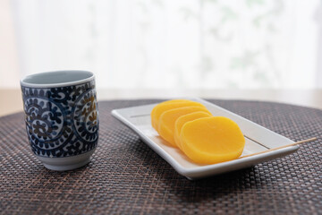 日本の伝統的な漬物たくあんと日本茶