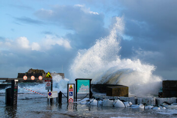 Tempête à Saint Malo avec fortes vagues s'écrasant sur la digue