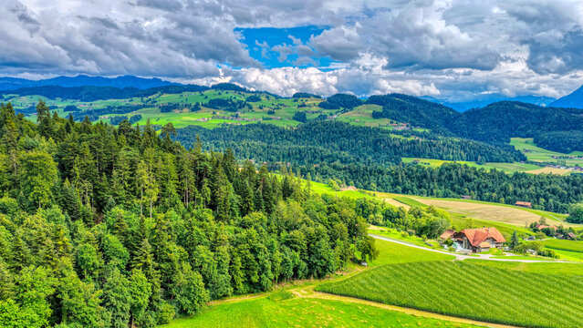 N&auml;here Umgebung von Steffisburg bei Thun (Kanton Bern), Luftaufnahme, Schweiz, August 2025