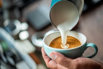 Latte Art Training: Learning the Process of Pouring Milk for Perfect Foam and Pattern Hot Latte...