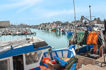 Chalutiers &agrave; quai au port de Saint-Vaast-la-Hougue