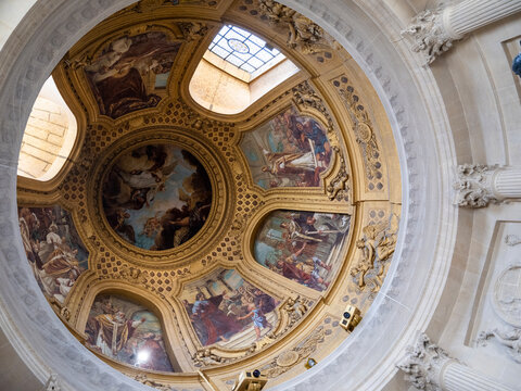 vue int&eacute;rieure de l'h&ocirc;tel national des Invalides &agrave; Paris en France