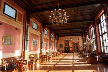 Fototapeta premium Gran salón histórico con luz natural y mobiliario clásico