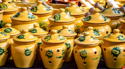 tarros de barro cocidos  amarillos para conservar ajos