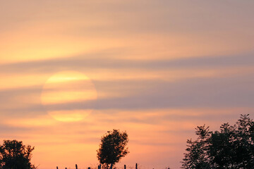 Sous les nuages le soleil se lève