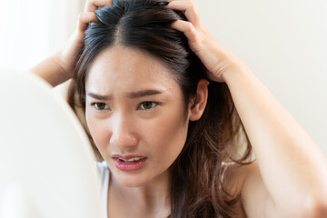 Naklejka premium Young woman scratching her head feeling itch from dermatology problem