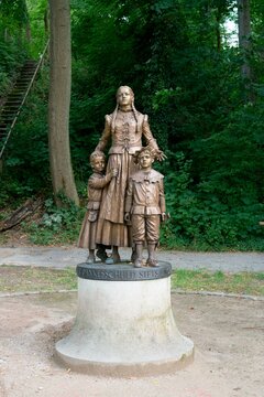 Kinderlore‑Statue im Stadtpark bei Festspiel Kinderzeche Dinkelsb&uuml;hl