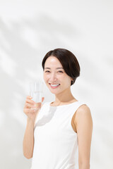 水を飲む女性