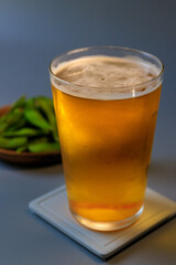 夏の夕暮れに一杯のビールと枝豆
A Glass of Beer with Edamame on a Summer Evening