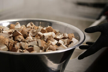 schüssel mit geschnitten Champignons in einer Küche
