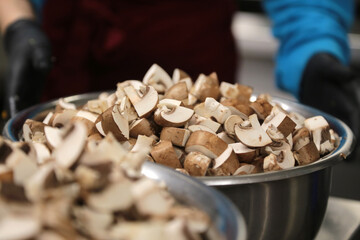 schüssel mit geschnitten Champignons in einer Küche