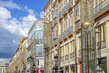 malaga, spanien - fassaden und laternen der einkaufsmeile calle larios im stadtzentrum