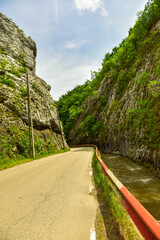 Curva cerrada entre montañas en Cheile Gălzii
Curva cerrada rodeada de grandes rocas y vegetación salvaje, en plena naturaleza de Galda.,Rumania