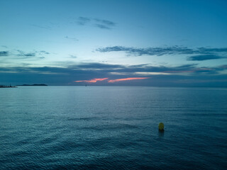 Atardecer Azul sobre el Mar Mediterráneo con Boya Amarilla