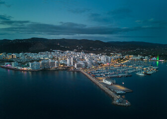 Puerto Marítimo y Ciudad Iluminada al Anochecer desde el Aire