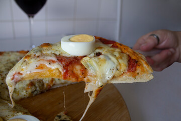  Delicious ham and mozzarella pizza with delicious homemade tomato sauce.