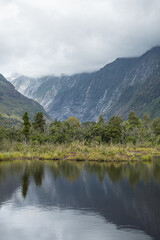 Fototapeta premium ニュージーランド ウェストランド国立公園内のフランツ・ジョセフ氷河の渓谷にあるピーターズ・プール