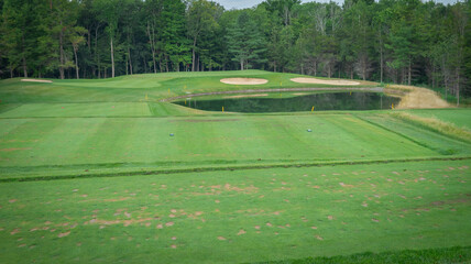 Obraz premium Nice hole on a Canadian golf club in Quebec, on the countryside