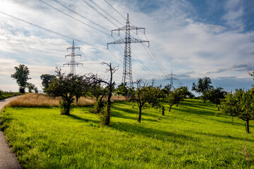Hochspannungsmasten im Feld