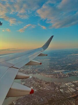 Veduta aerea di Londra al tramonto scattata dal finestrino di un aereo