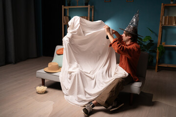 Popular among young people and teenagers, the trendy entertainment is to dress in white bedspreads...