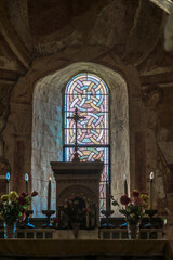 Tabernacle et vitrail de l'église romane Saint-Martin de Vic-Saint-Martin, Indre, France