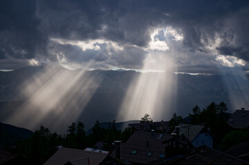 Rayons de soleil à travers les nuages - Alpes du Sud - France