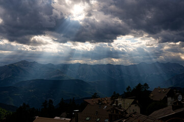 Rayons de soleil à travers les nuages - Alpes du Sud - France