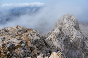 the Majestic Rocky Mountain Peak Shrouded in Mist and Clouds – A Stunning Natural Landscape Perfect for Hiking and Adventure Enthusiasts