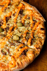 Deliciosa pizza em fundo escuro