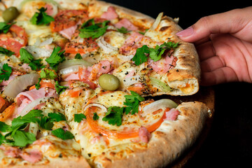 Deliciosa pizza em fundo escuro