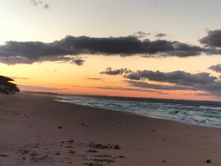 Obraz premium Golden sky meeting turquoise sea in Egypt