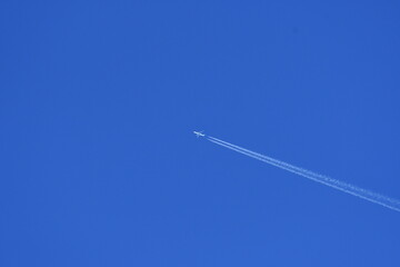 Traço e avião em alta altitude