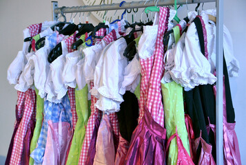 Derweil hängen die Dirndl schon bereit