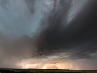 Shelf cloud of a tornado warned supercell thunderstorm.