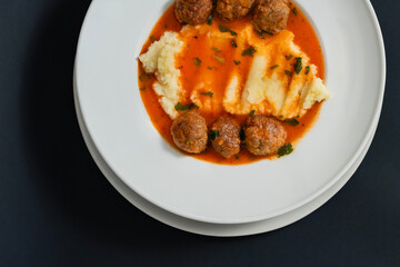 Smashed potatoes with meat balls 