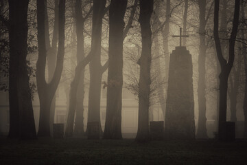 Der Grabstein im Nebel