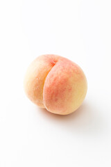 白背景に白桃