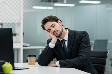 コーヒーを持ったまま居眠りする社会人のイラスト（中央余白・透過PNG）