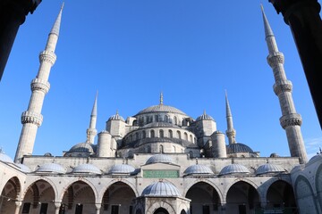 Fototapeta premium Blue Mosque in Istanbul, Turkey, showcasing its domes and minarets against a clear blue sky