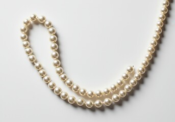 Obraz premium Elegant pearl necklace isolated on white background for fashion and jewelry display