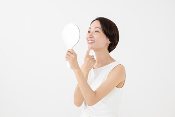 鏡を見るミドル女性
