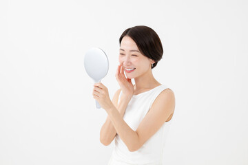 鏡を見るミドル女性