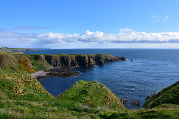 Fototapeta premium Sea Cliffs Jutting Into the Ocean Around a Bay