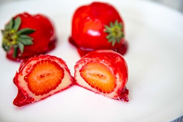 Strawberry of Love, a sweet treat that went viral in 2025, made with fresh strawberries, white brigadeiro, and topped with crunchy crystallized caramel, reminiscent of the candy apple. An original Bra